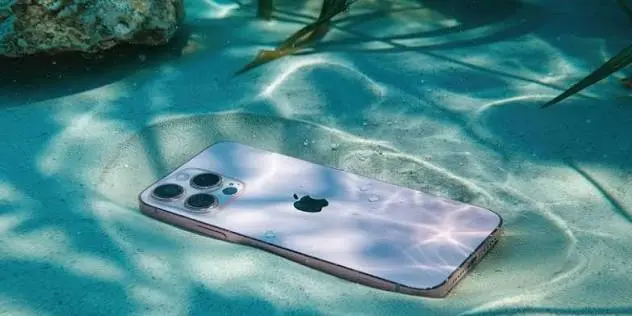 iPhone упал в воду: первая помощь и правильный ремонт