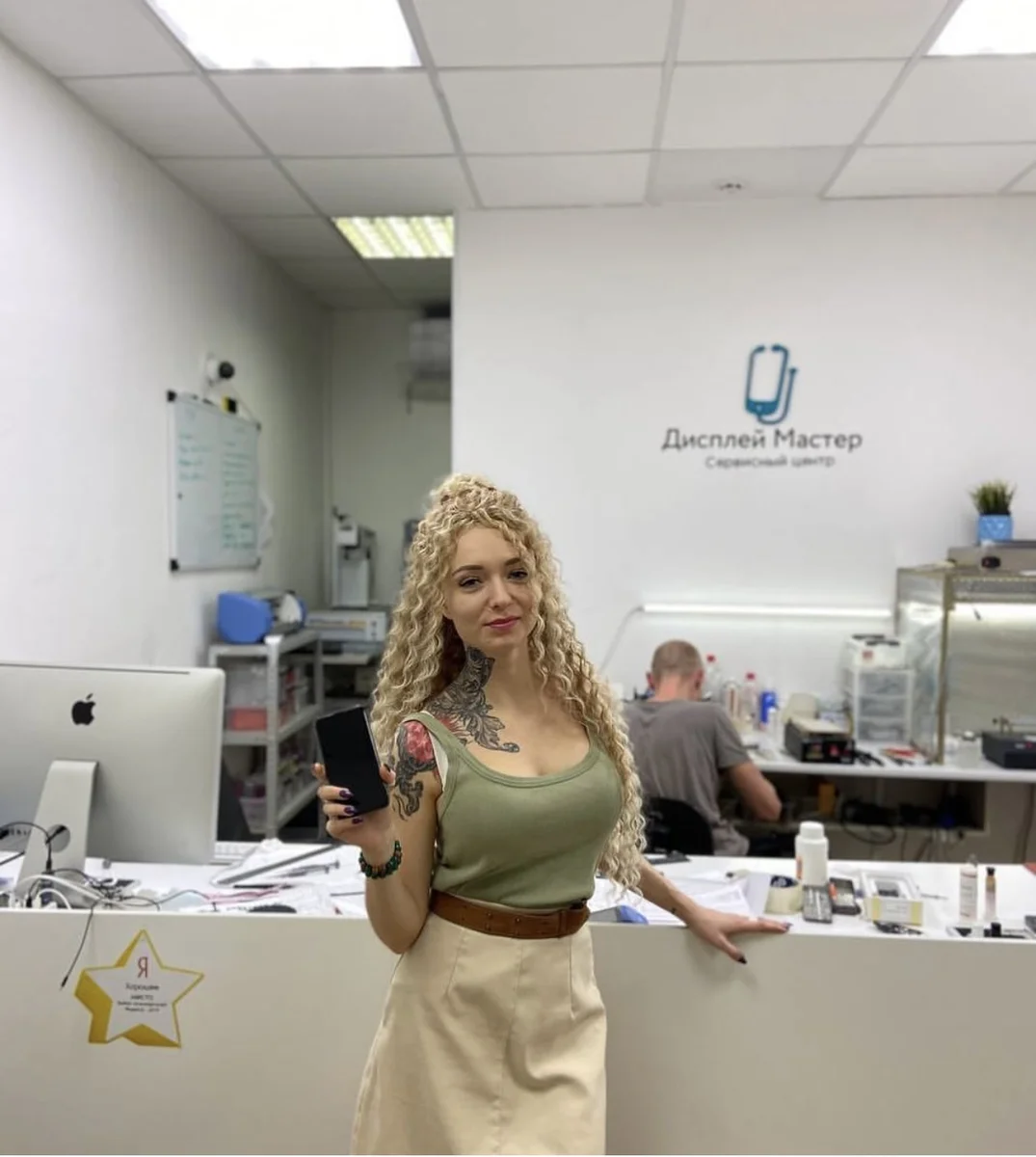 Гостья в уютной приемной «Дисплей Мастер»